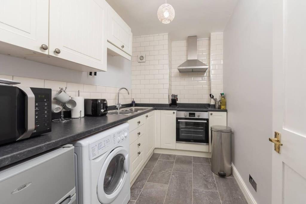 Garden Flat With Skyline Views & Private Patio Apartment *