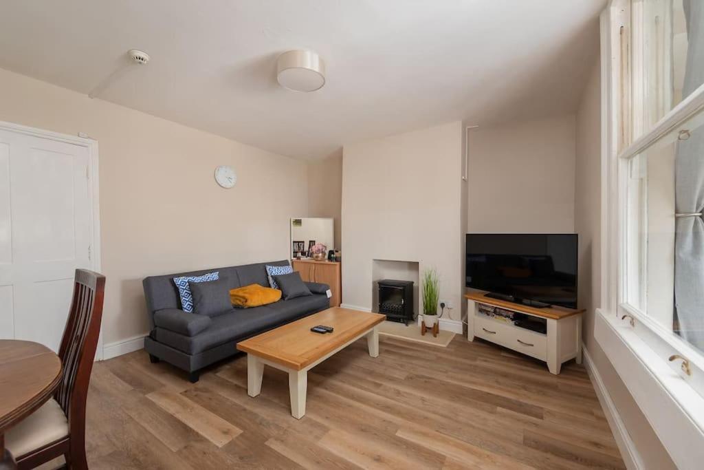 Apartment Garden Flat With Skyline Views & Private Patio Bath