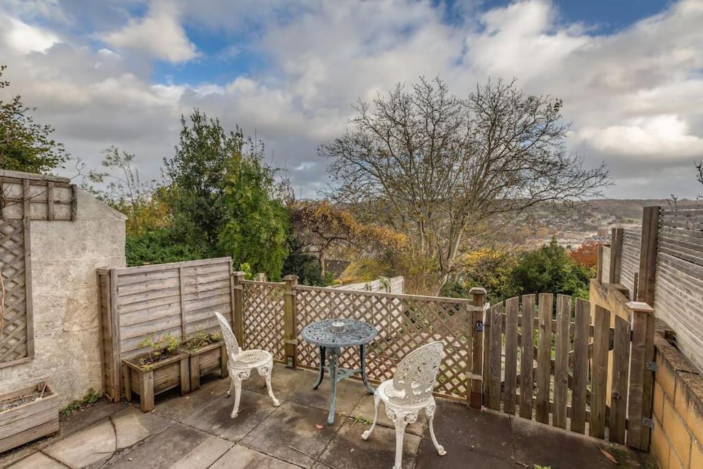 Garden Flat With Skyline Views & Private Patio Apartment *