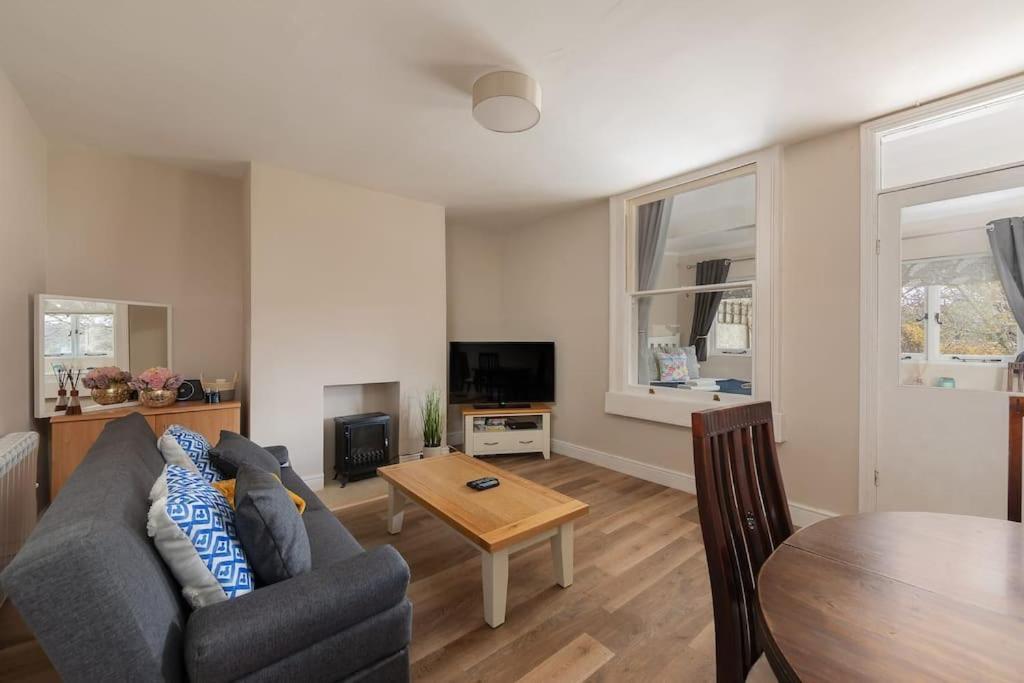 Apartment Garden Flat With Skyline Views & Private Patio Bath