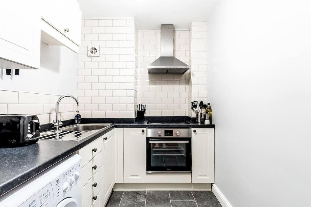 Garden Flat With Skyline Views & Private Patio